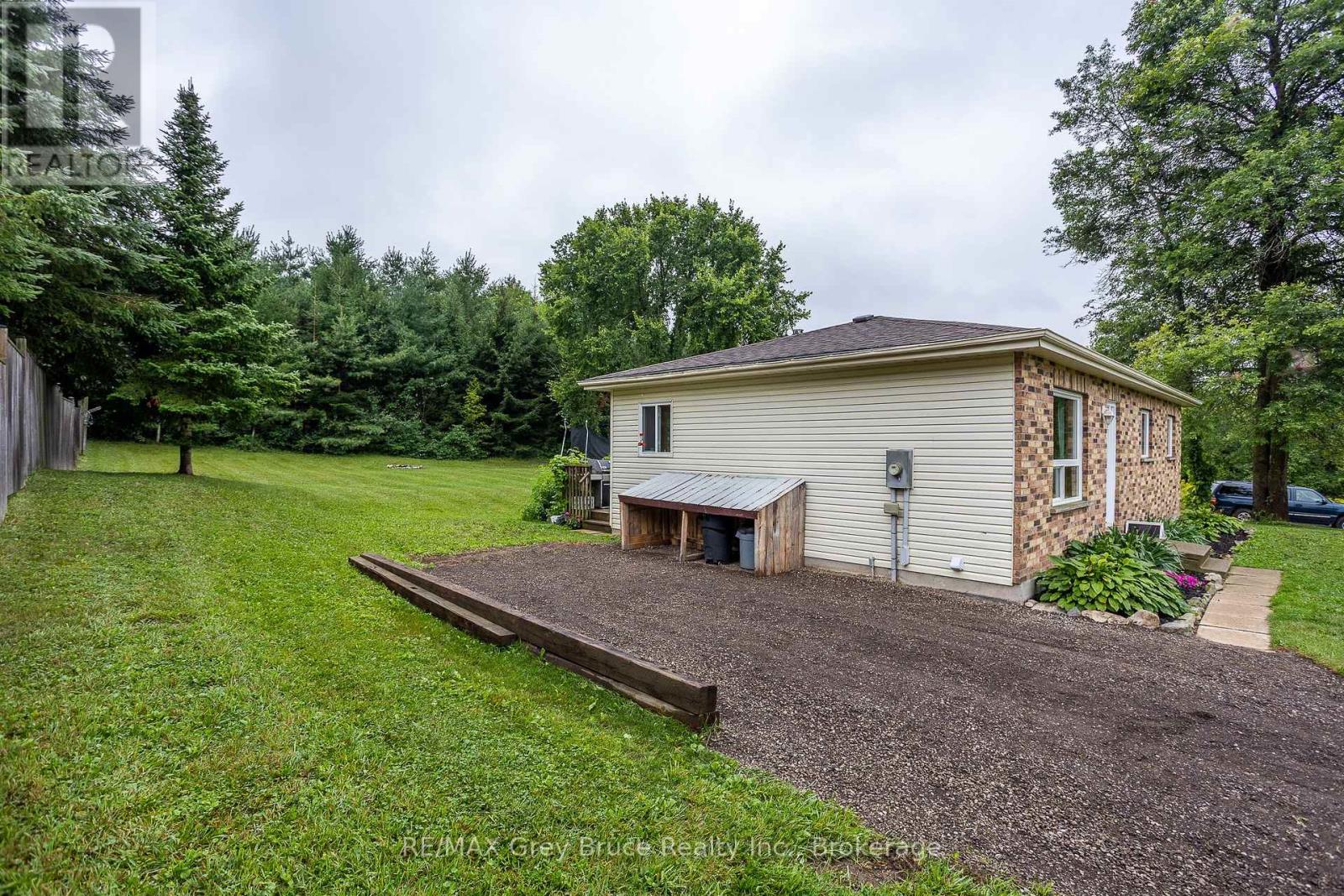 101530 Side Road 9, Georgian Bluffs, Ontario  N0H 2N0 - Photo 7 - X12426768