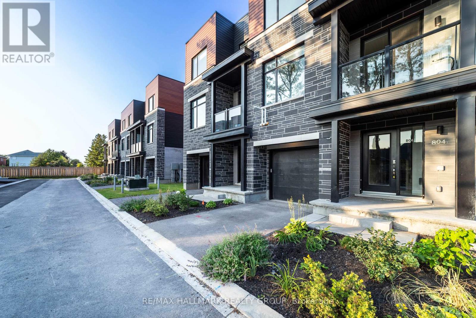 804 Star Private, Ottawa, Ontario  K2L 1W2 - Photo 2 - X12426739