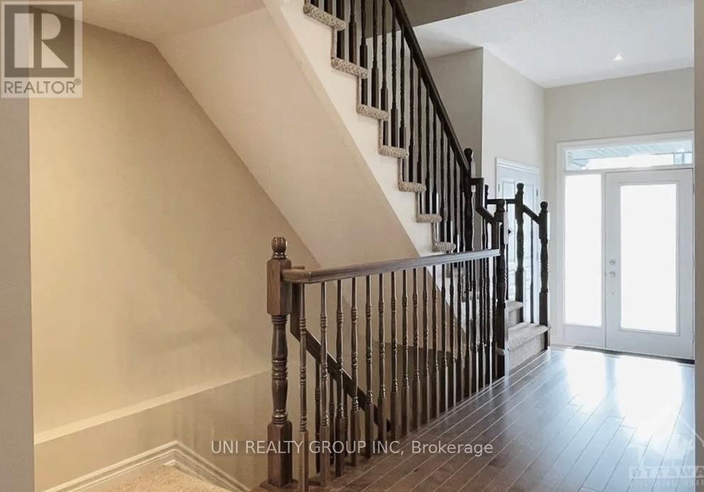 520 Earnscliffe Grove, Ottawa, Ontario  K4M 0E2 - Photo 4 - X12426772