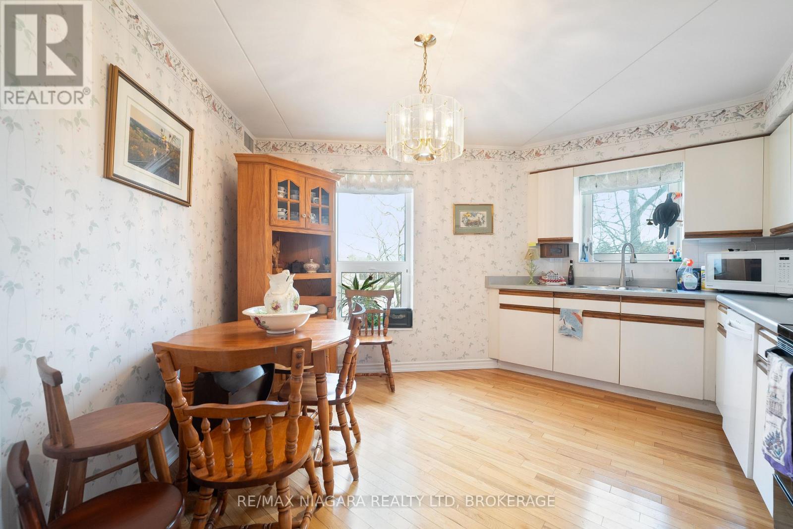 301 - 244 Lakeshore Road, St. Catharines, Ontario  L2M 1R6 - Photo 5 - X12426742