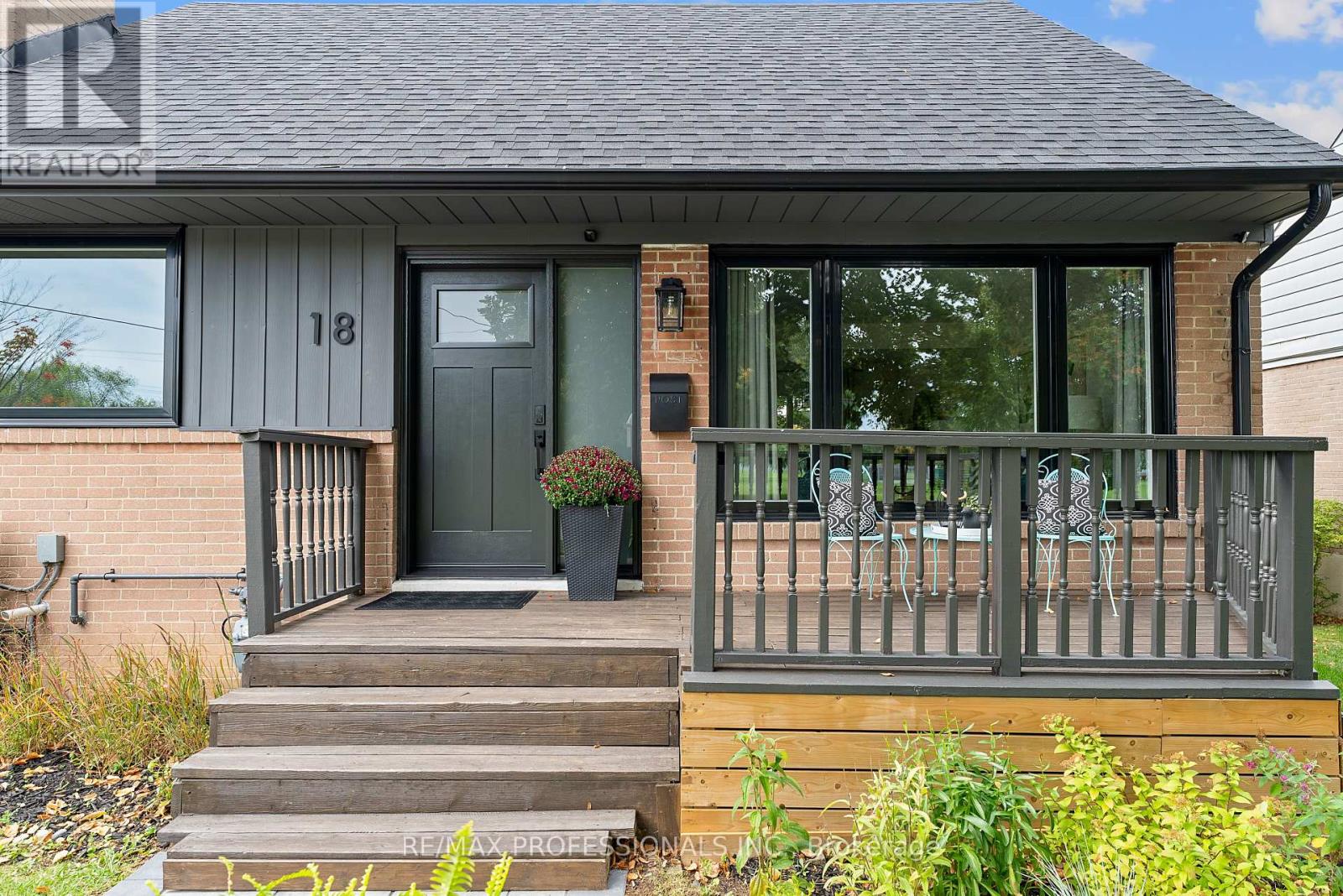 18 Lavington Drive, Toronto, Ontario  M9R 2G9 - Photo 3 - W12426640