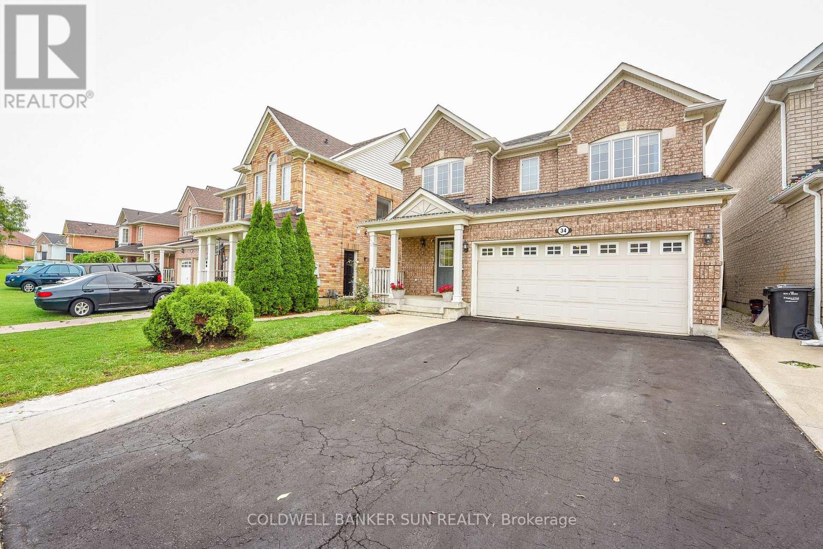 34 Benmore Crescent, Brampton, Ontario  L6P 2T3 - Photo 2 - W12426651