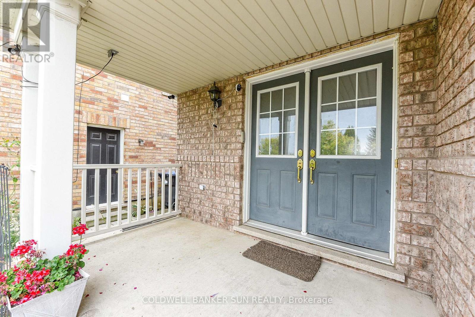 34 Benmore Crescent, Brampton, Ontario  L6P 2T3 - Photo 4 - W12426651