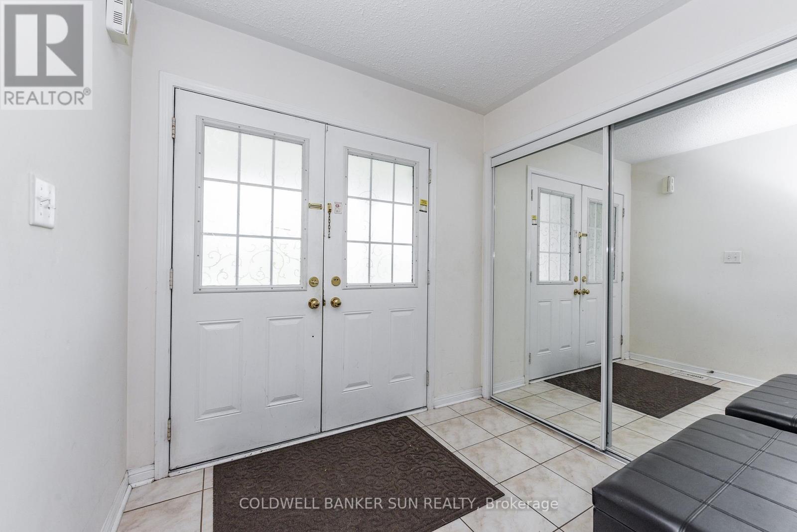 34 Benmore Crescent, Brampton, Ontario  L6P 2T3 - Photo 5 - W12426651