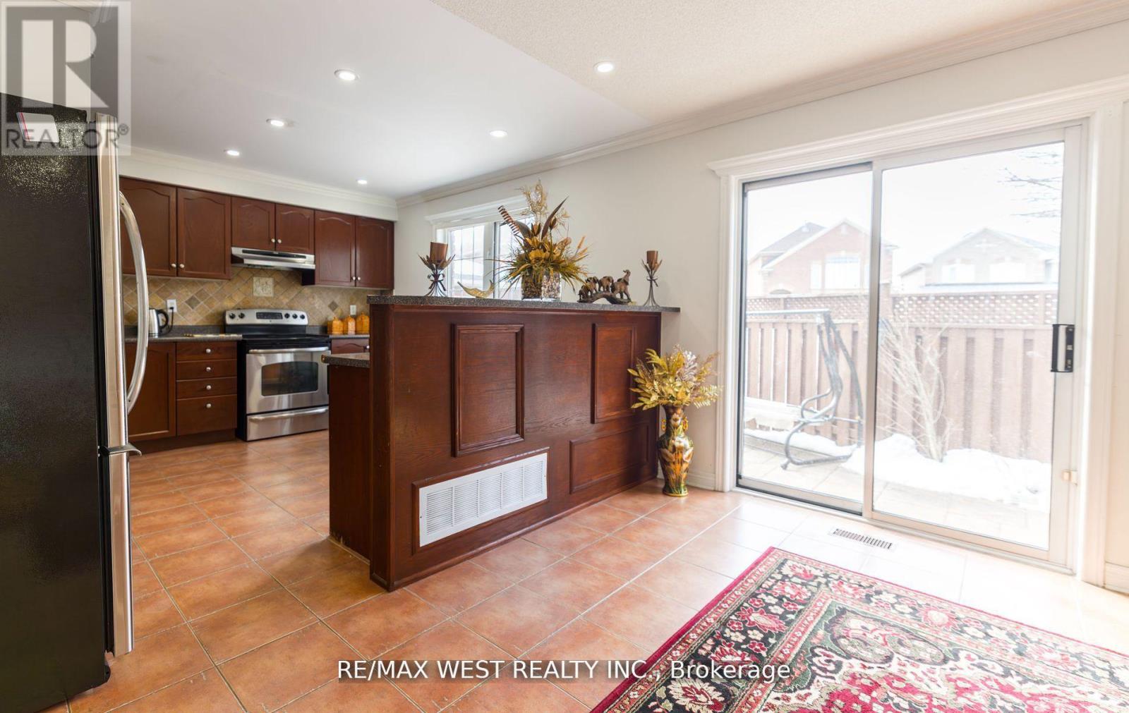 56 Meadow Oak Place, Toronto, Ontario  M9N 3Z6 - Photo 14 - W12426696