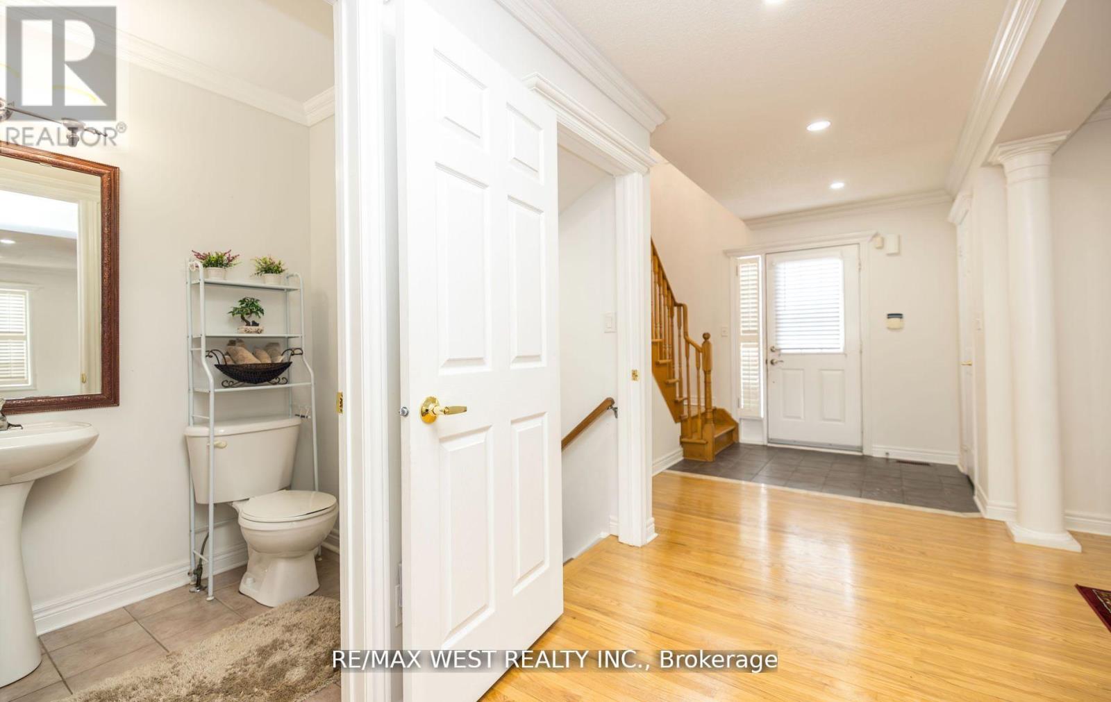 56 Meadow Oak Place, Toronto, Ontario  M9N 3Z6 - Photo 5 - W12426696