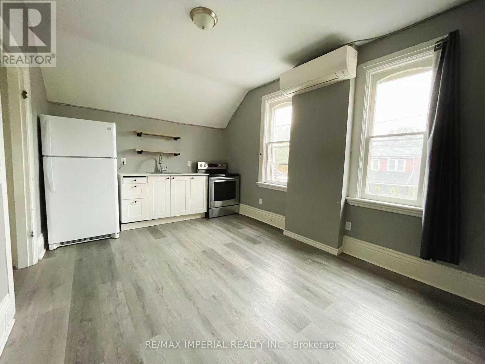 2 (Upper) - 28 Mary Street, Brantford, Ontario  N3S 3A8 - Photo 3 - X12314461