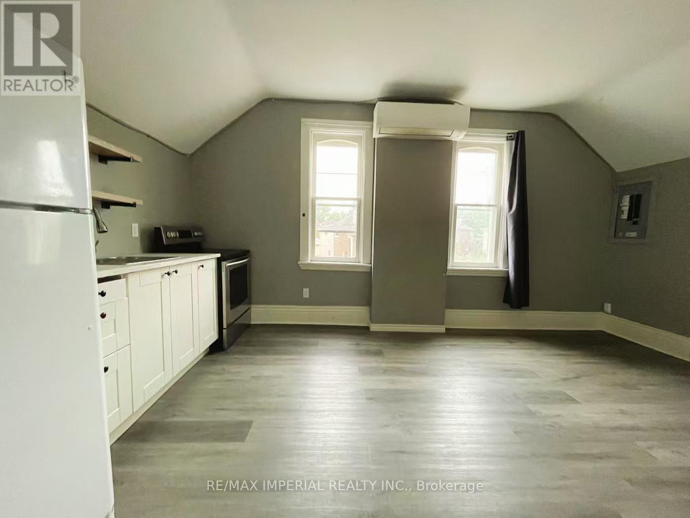 2 (Upper) - 28 Mary Street, Brantford, Ontario  N3S 3A8 - Photo 4 - X12314461