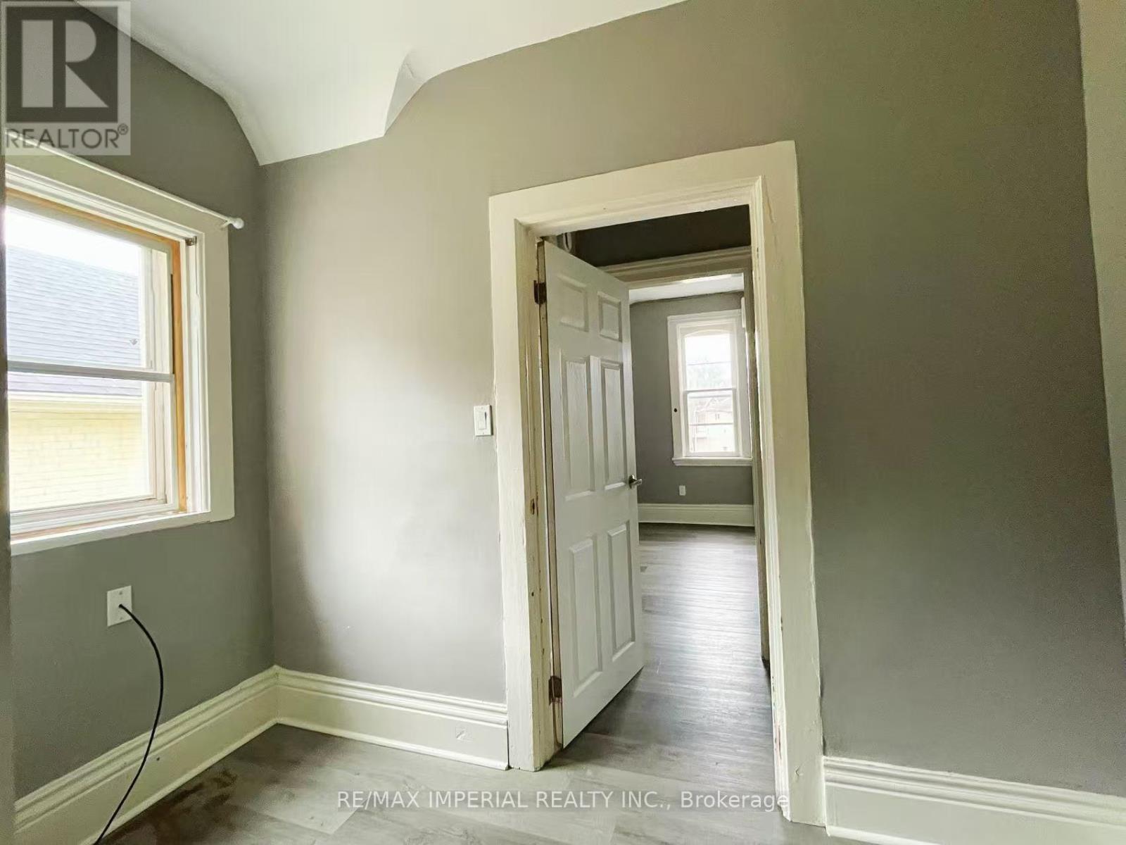 2 (Upper) - 28 Mary Street, Brantford, Ontario  N3S 3A8 - Photo 6 - X12314461