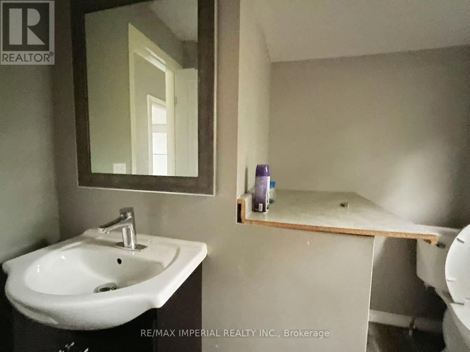 2 (Upper) - 28 Mary Street, Brantford, Ontario  N3S 3A8 - Photo 7 - X12314461