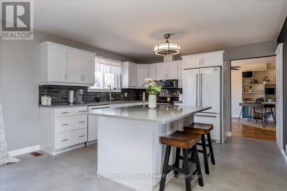 93 Edward Street, Penetanguishene, Ontario  L9M 1J3 - Photo 10 - S12426898