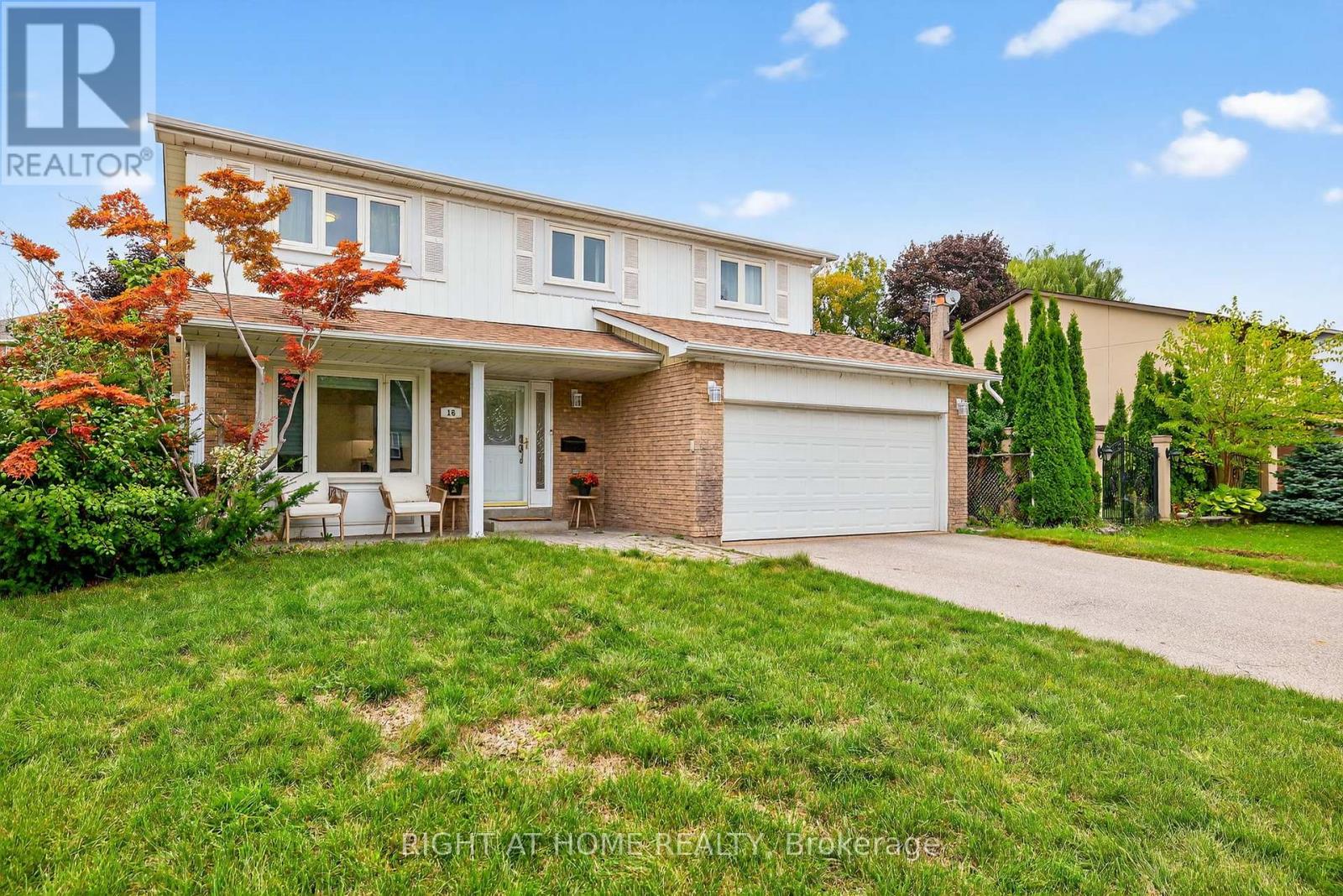 16 Mayvern Crescent, Richmond Hill, Ontario  L4C 5J4 - Photo 2 - N12426771