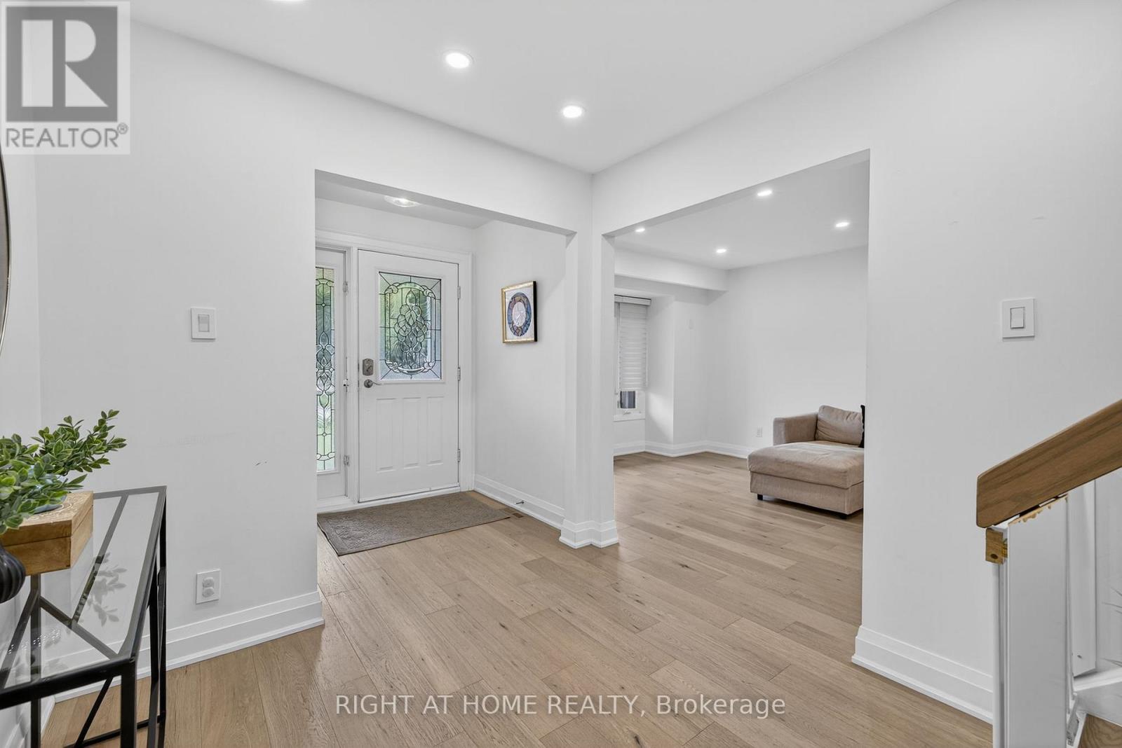 16 Mayvern Crescent, Richmond Hill, Ontario  L4C 5J4 - Photo 4 - N12426771
