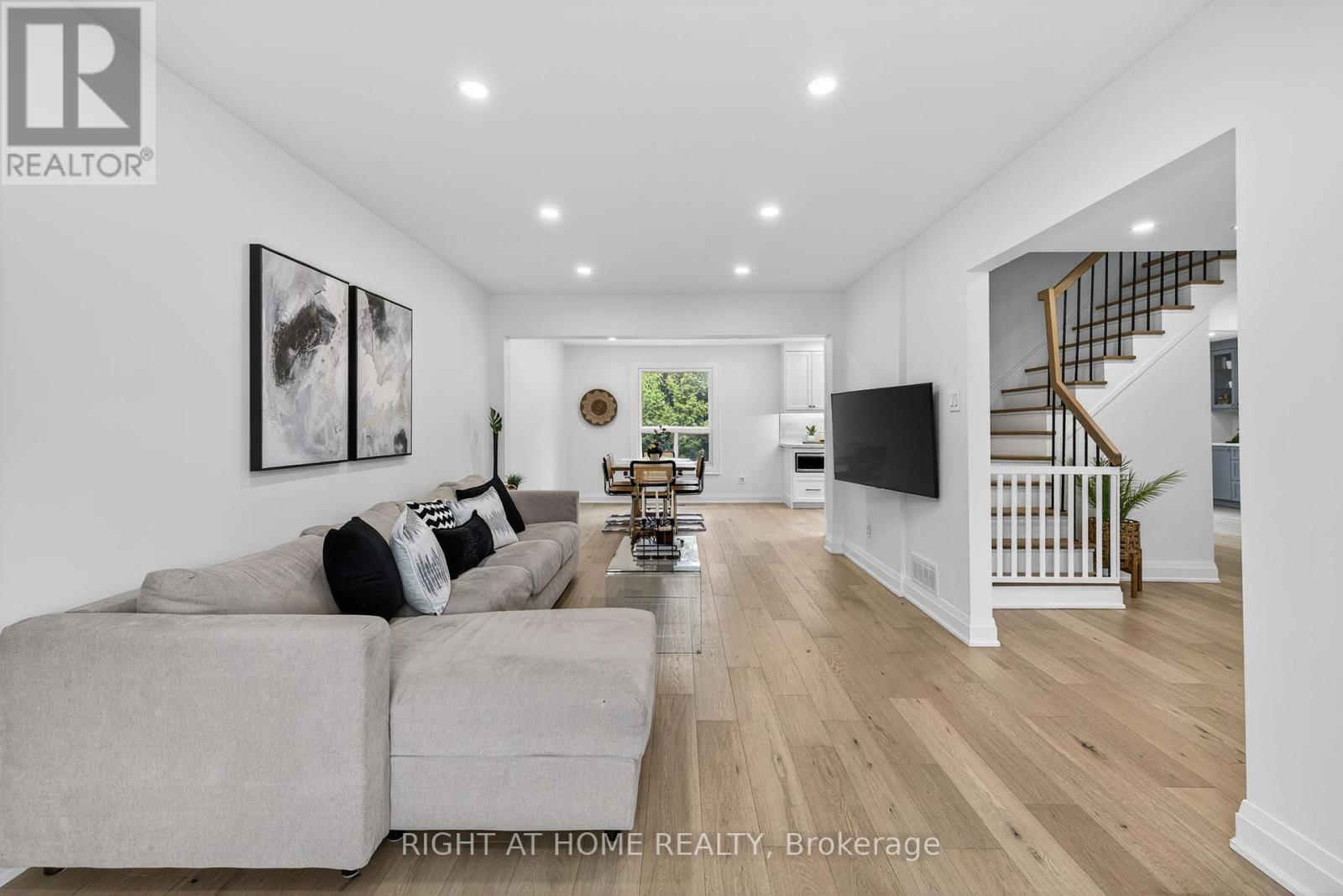 16 Mayvern Crescent, Richmond Hill, Ontario  L4C 5J4 - Photo 6 - N12426771