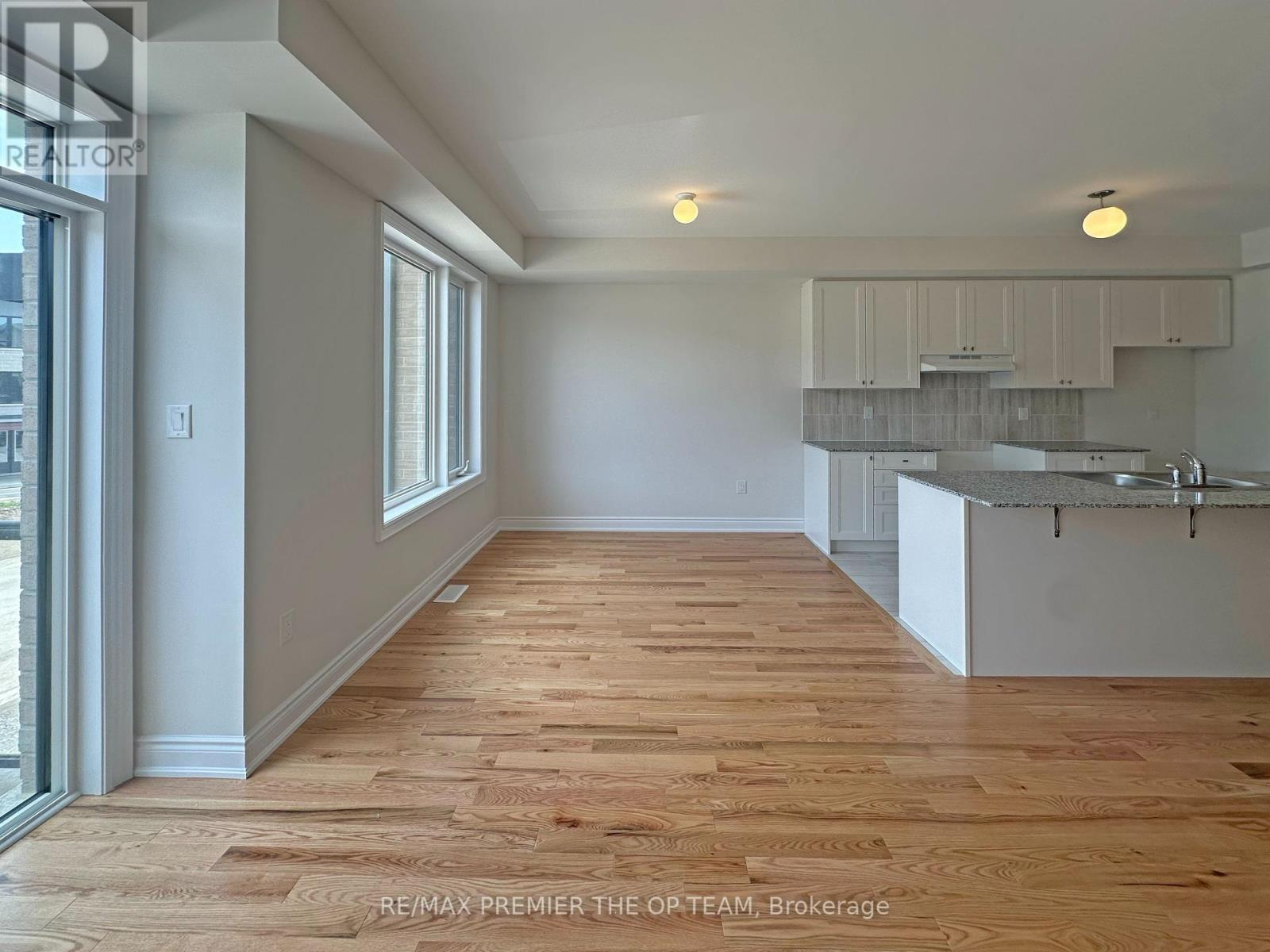 120 Tennant Circle, Vaughan, Ontario  L4L 5L5 - Photo 4 - N12426817