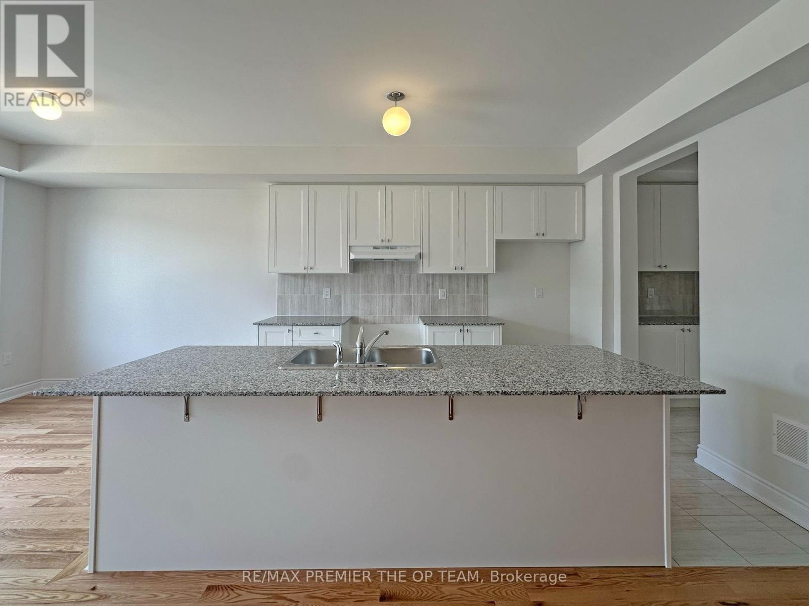 120 Tennant Circle, Vaughan, Ontario  L4L 5L5 - Photo 8 - N12426817
