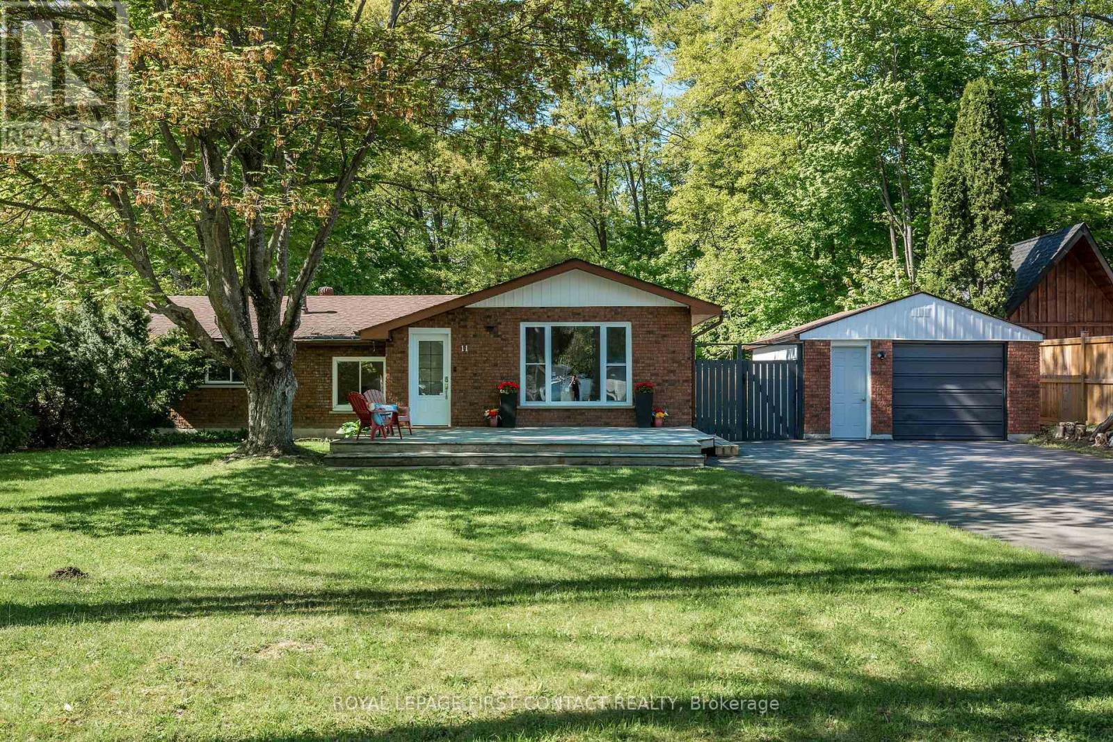 11 Broad Street, Penetanguishene, Ontario  L9M 1E9 - Photo 1 - S12426762