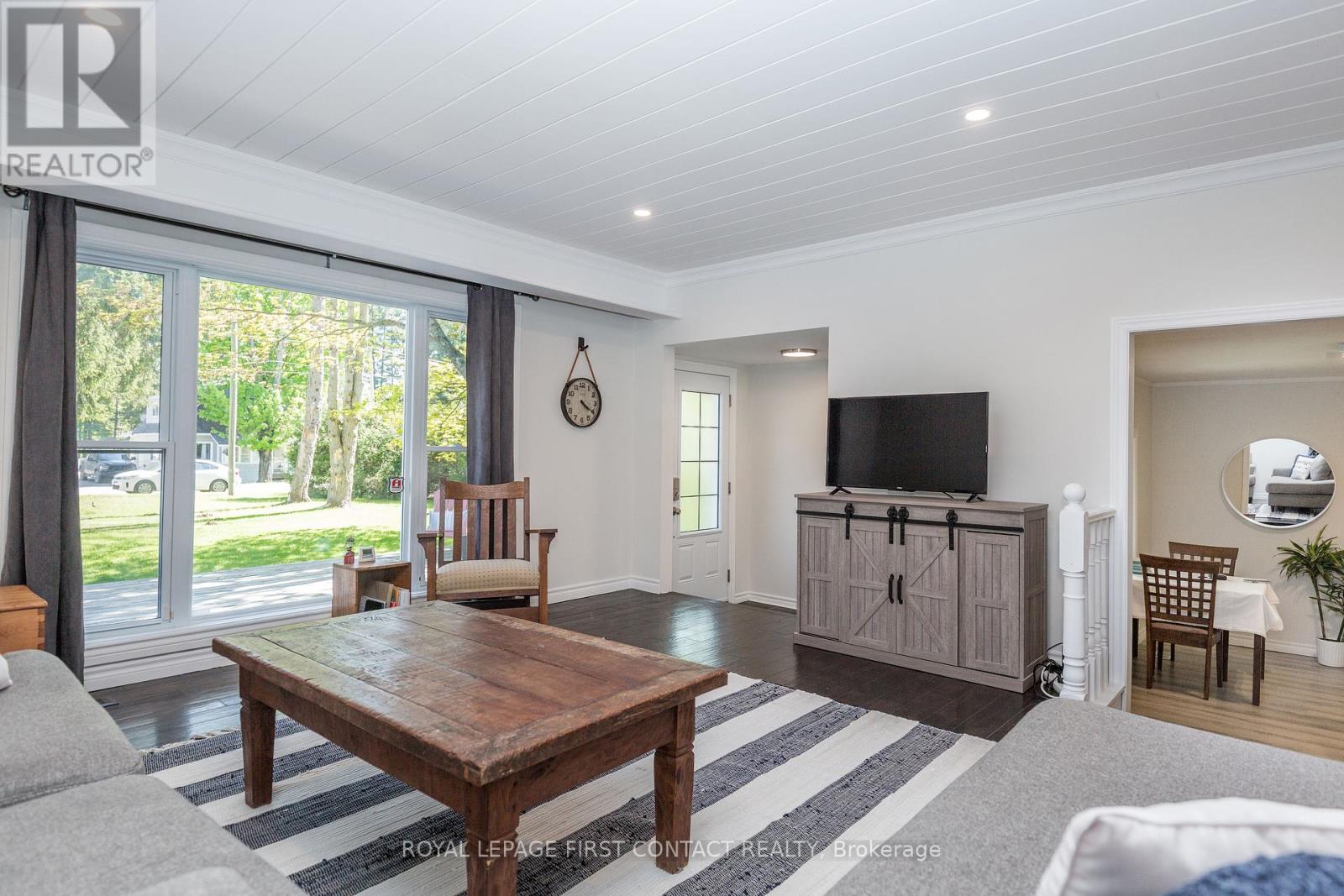 11 Broad Street, Penetanguishene, Ontario  L9M 1E9 - Photo 11 - S12426762