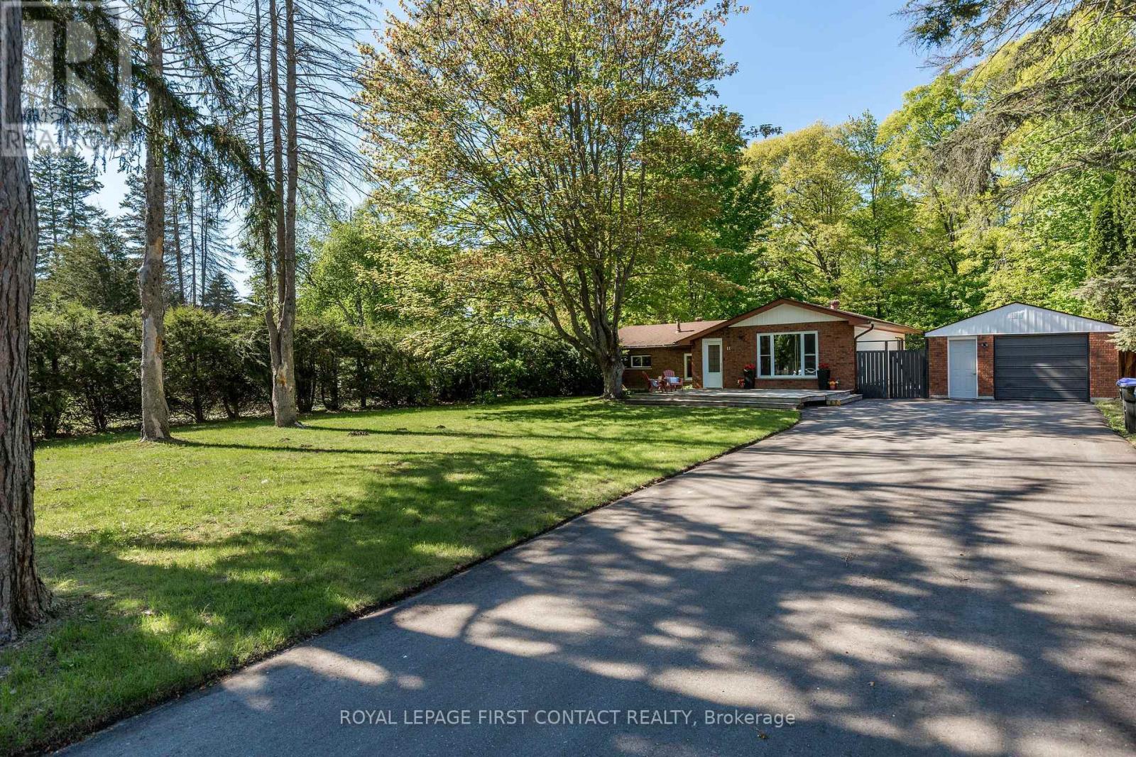 11 Broad Street, Penetanguishene, Ontario  L9M 1E9 - Photo 2 - S12426762