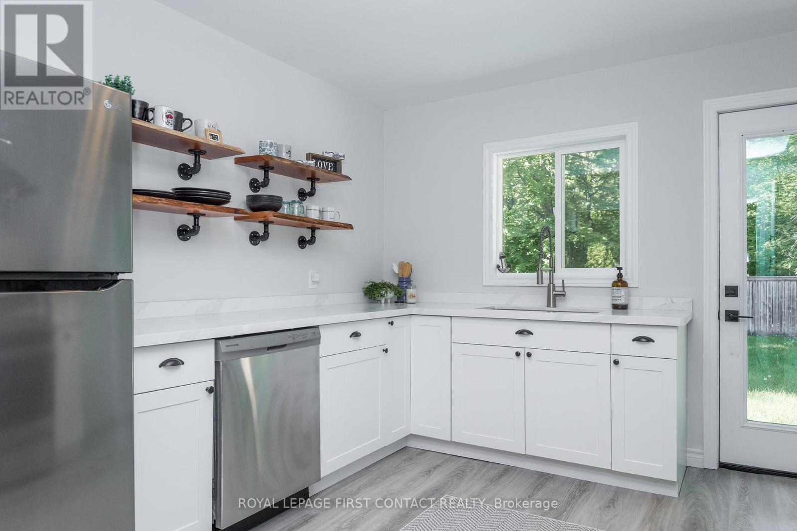 11 Broad Street, Penetanguishene, Ontario  L9M 1E9 - Photo 22 - S12426762