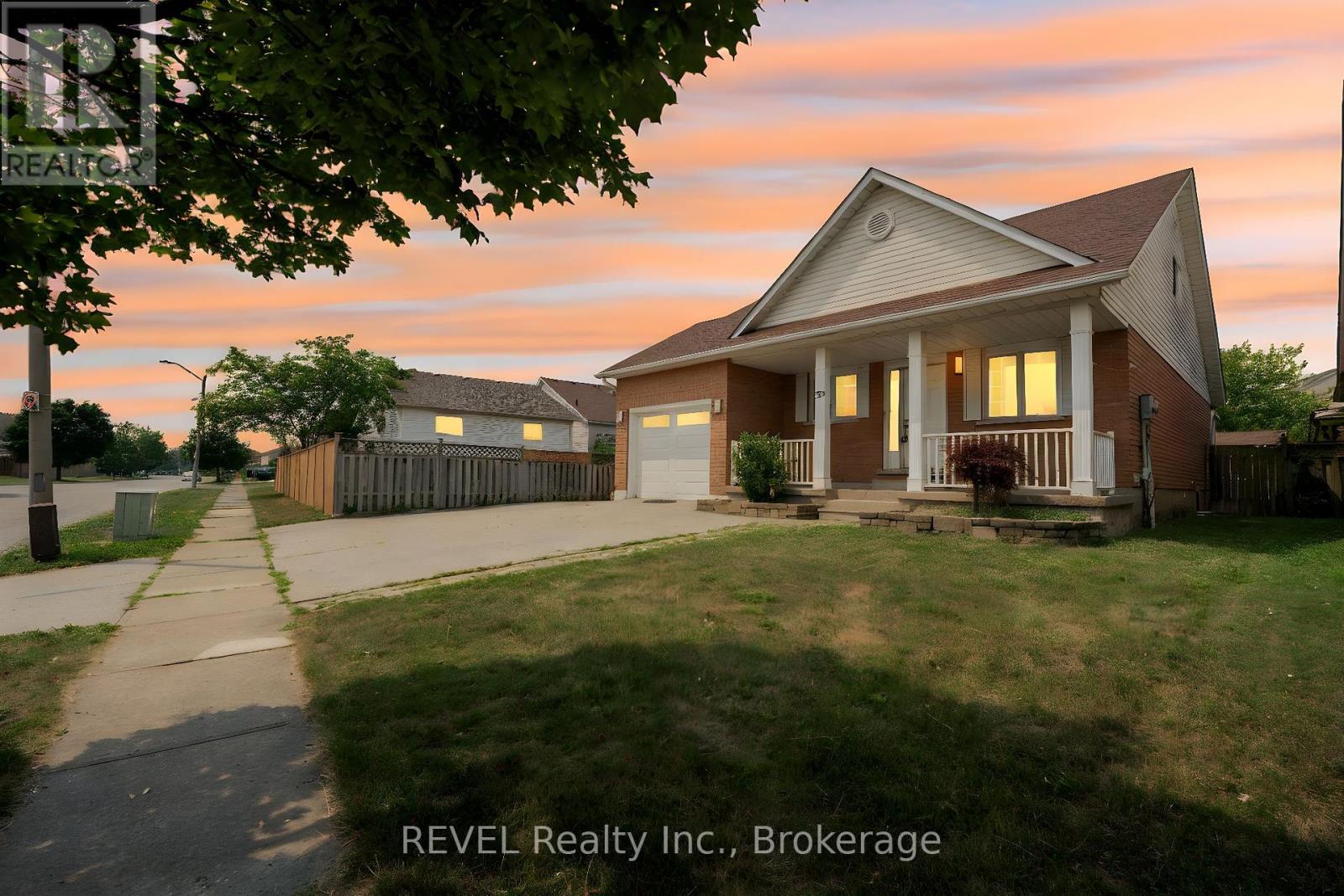 35 Summers Drive, Thorold (Confederation Heights), Ontario  L2V 4Z9 - Photo 2 - X12426925