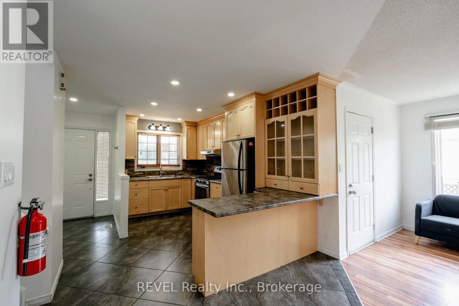 35 Summers Drive, Thorold (Confederation Heights), Ontario  L2V 4Z9 - Photo 9 - X12426925