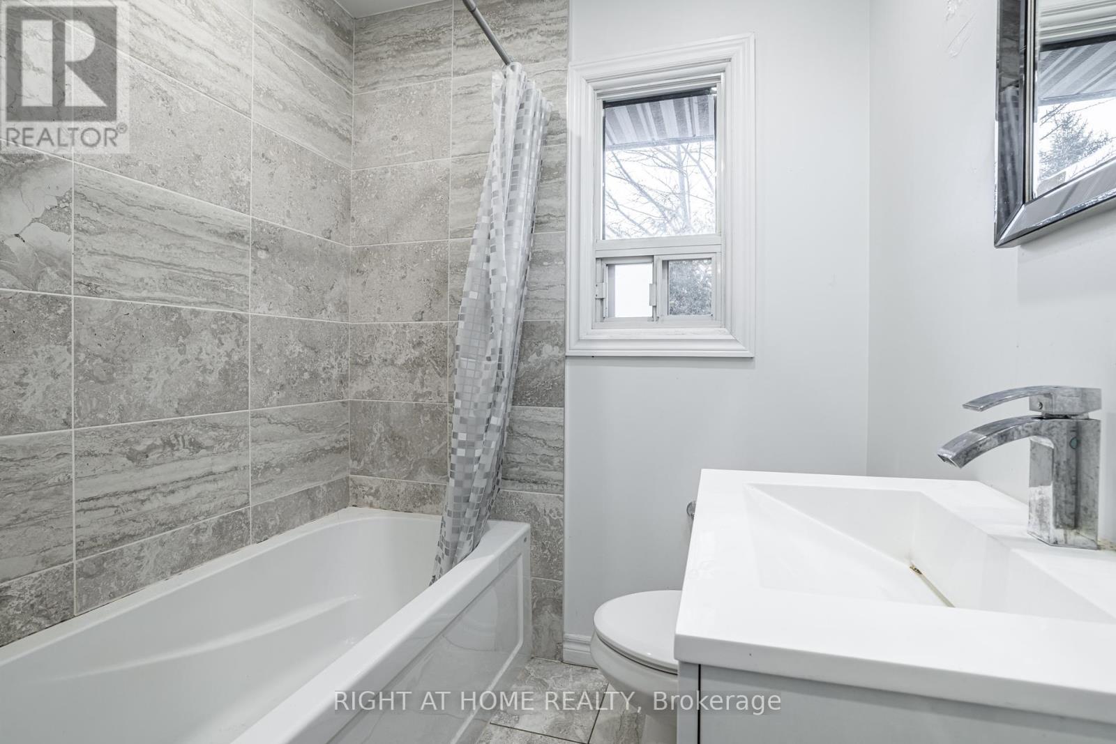 2076 Constance Drive, Oakville, Ontario  L6J 2V7 - Photo 10 - W12426717