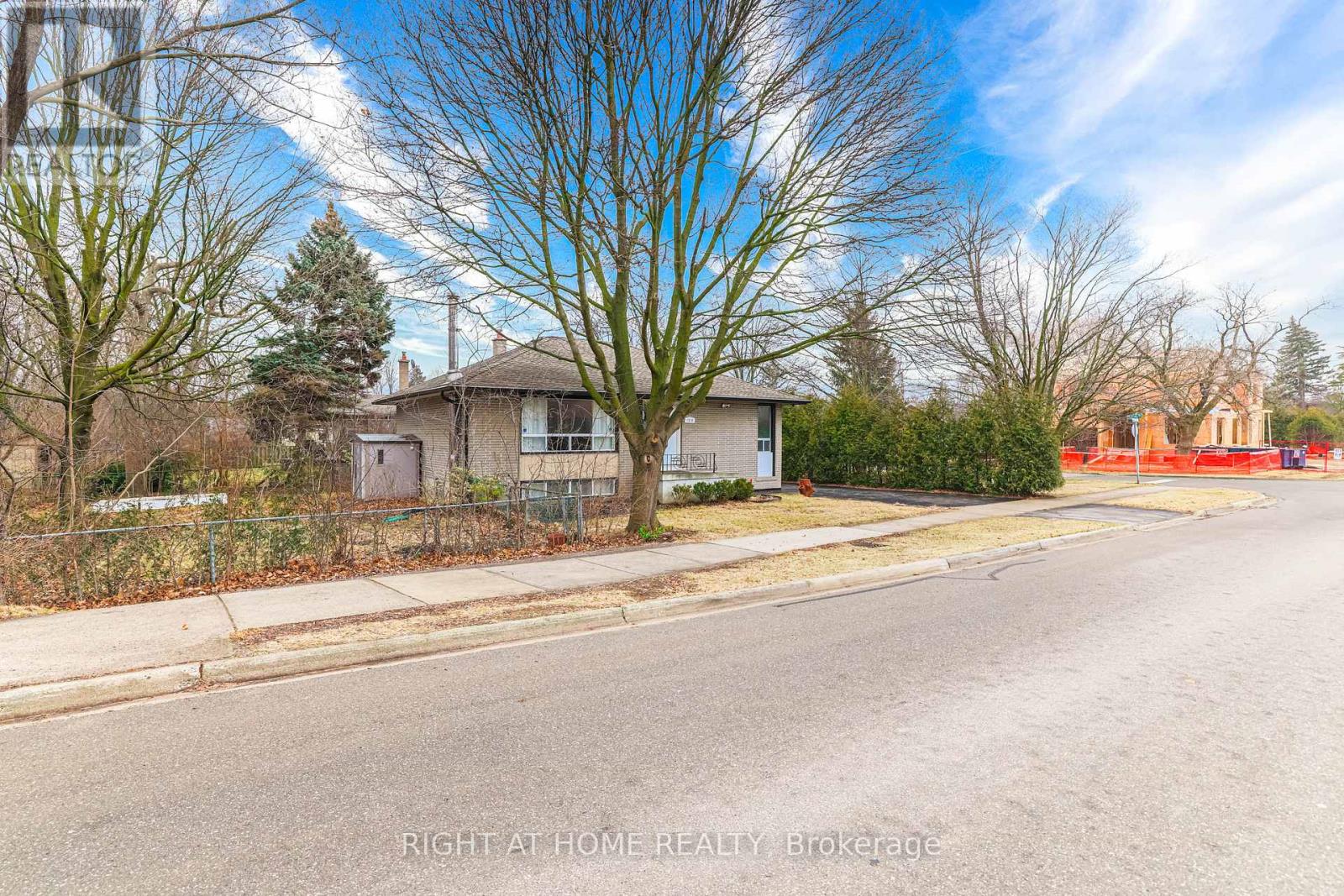 2076 Constance Drive, Oakville, Ontario  L6J 2V7 - Photo 3 - W12426717