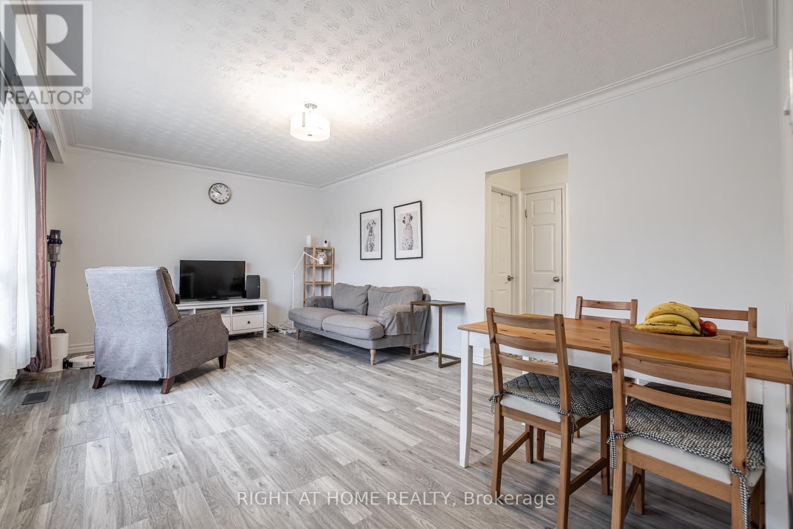 2076 Constance Drive, Oakville, Ontario  L6J 2V7 - Photo 4 - W12426717