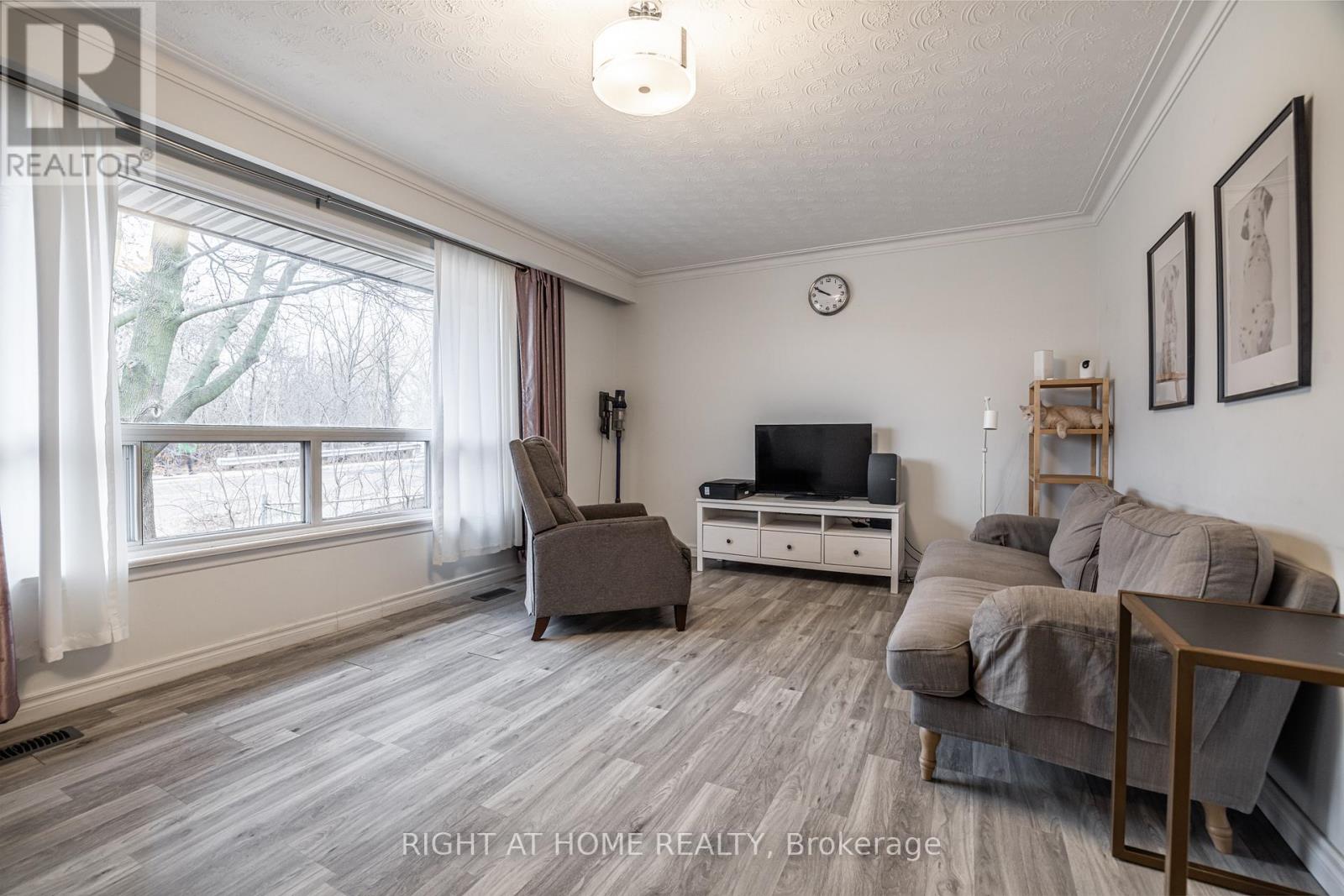 2076 Constance Drive, Oakville, Ontario  L6J 2V7 - Photo 5 - W12426717