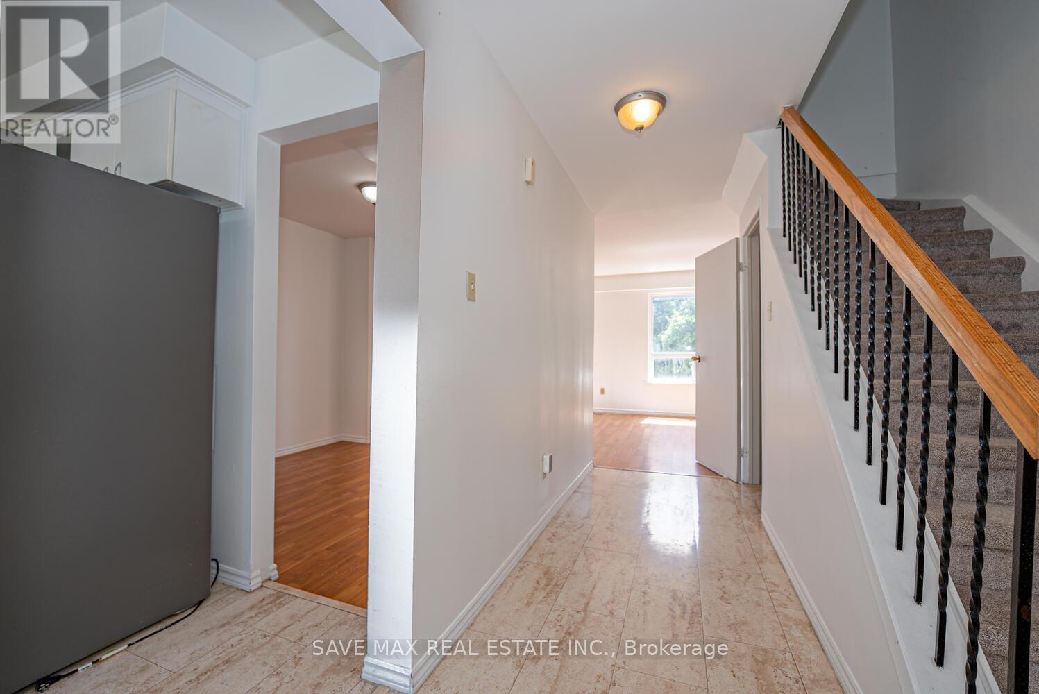62 Moregate Crescent, Brampton, Ontario  L6S 3K9 - Photo 4 - W12426785