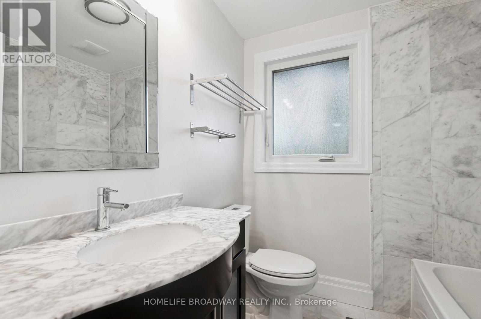 17 Jill Crescent, Toronto, Ontario  M9B 6B2 - Photo 14 - W12426826