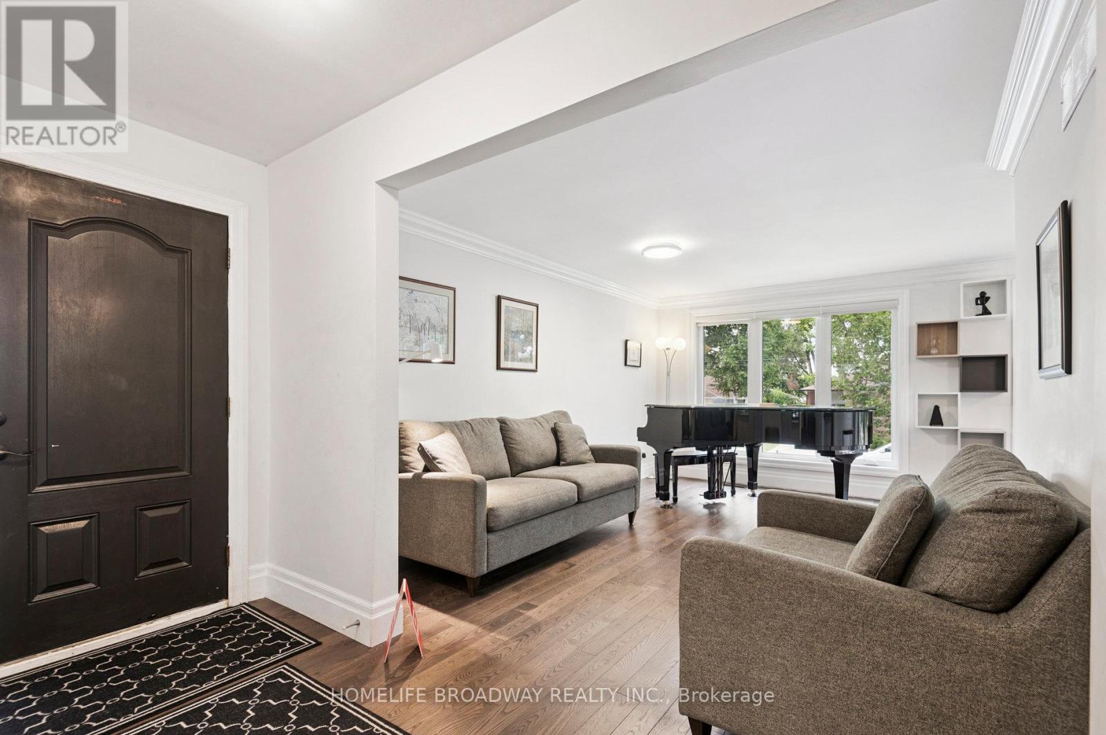 17 Jill Crescent, Toronto, Ontario  M9B 6B2 - Photo 2 - W12426826