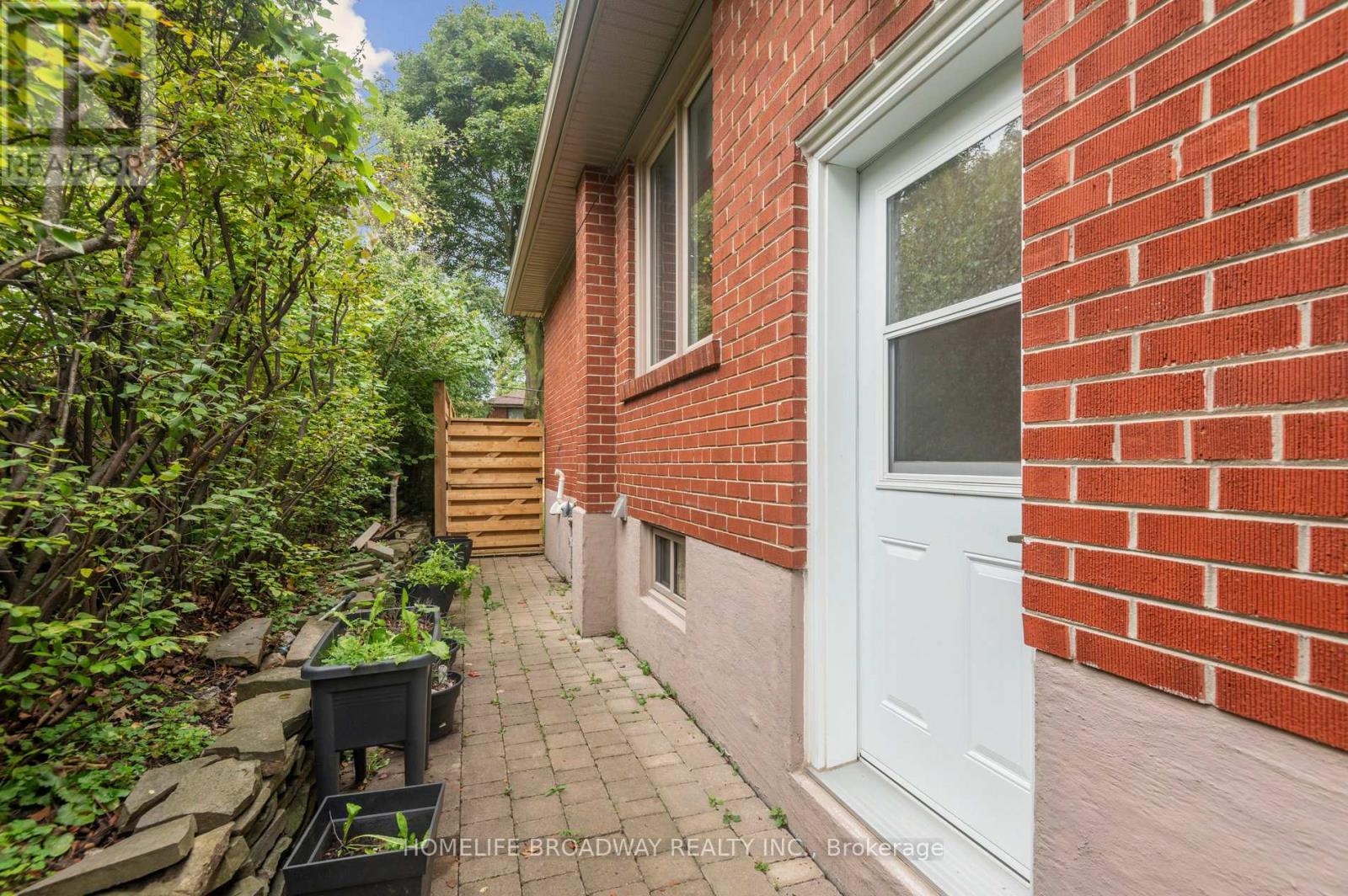 17 Jill Crescent, Toronto, Ontario  M9B 6B2 - Photo 34 - W12426826