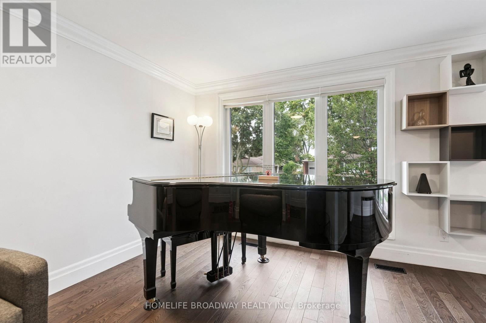 17 Jill Crescent, Toronto, Ontario  M9B 6B2 - Photo 4 - W12426826
