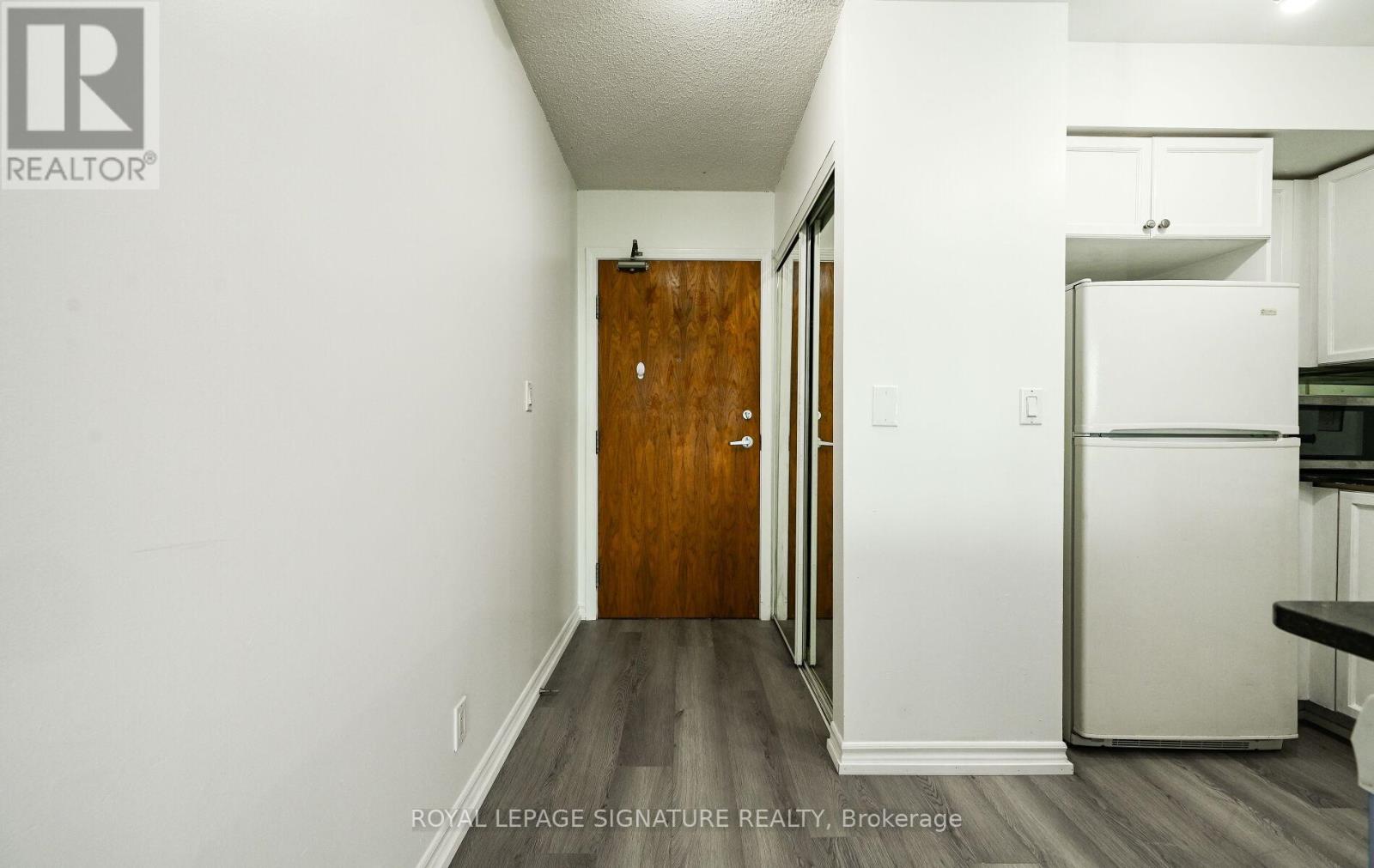 503 - 33 Elm Drive, Mississauga, Ontario  L5B 4L2 - Photo 3 - W12426845