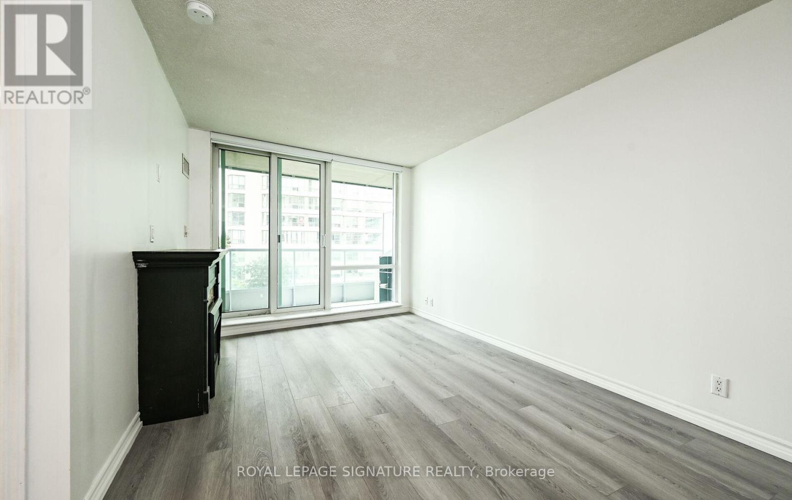 503 - 33 Elm Drive, Mississauga, Ontario  L5B 4L2 - Photo 6 - W12426845