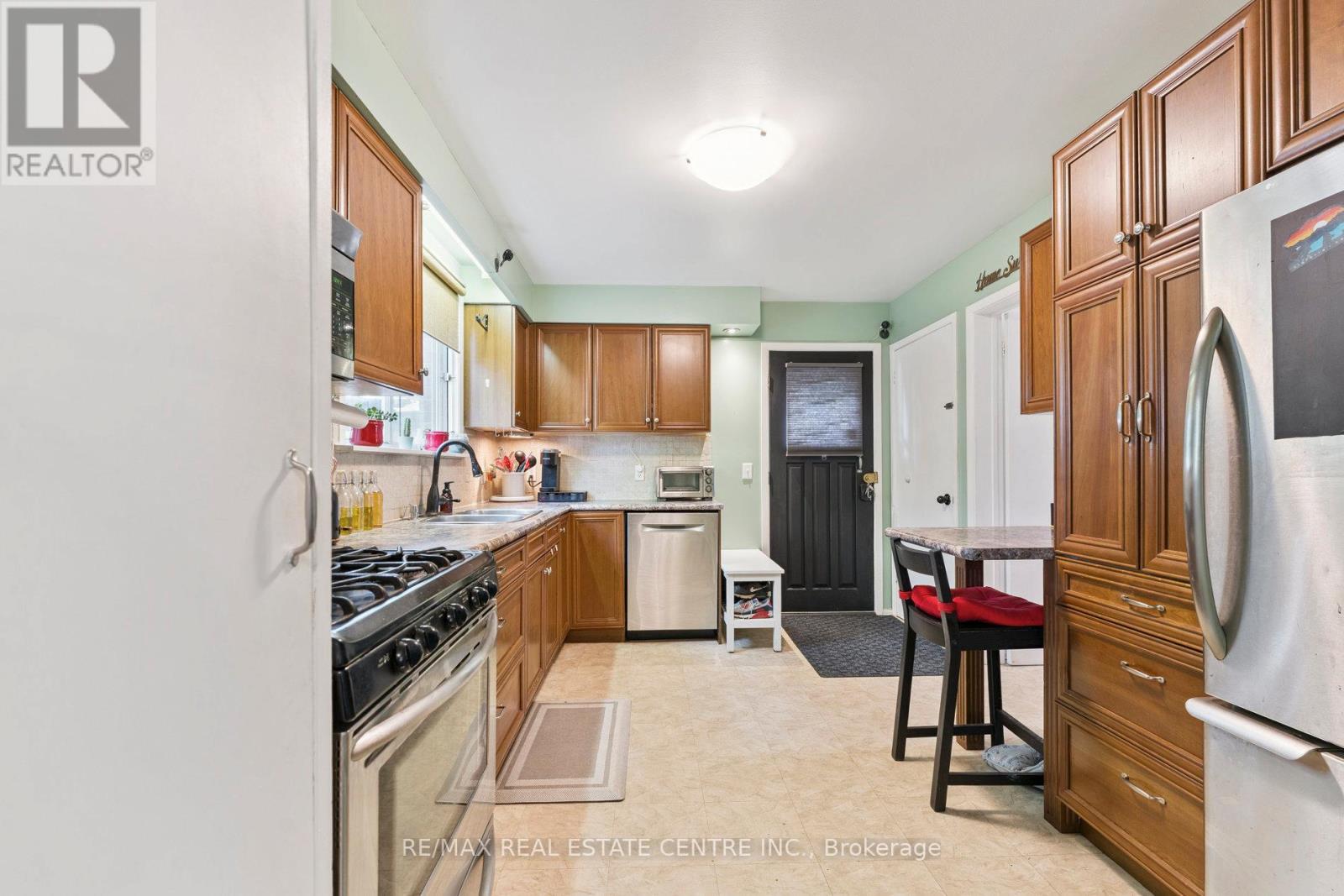 102 Rutherford Road N, Brampton, Ontario  L6V 2J2 - Photo 12 - W12426307