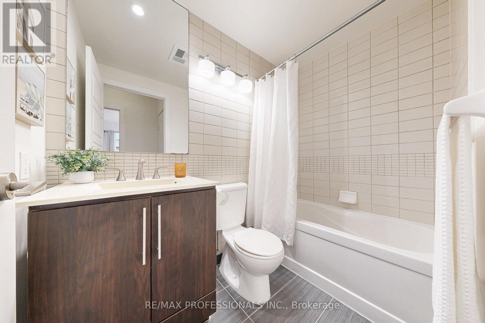 1601 - 28 Linden Street, Toronto, Ontario  M4Y 0A4 - Photo 10 - C12389629