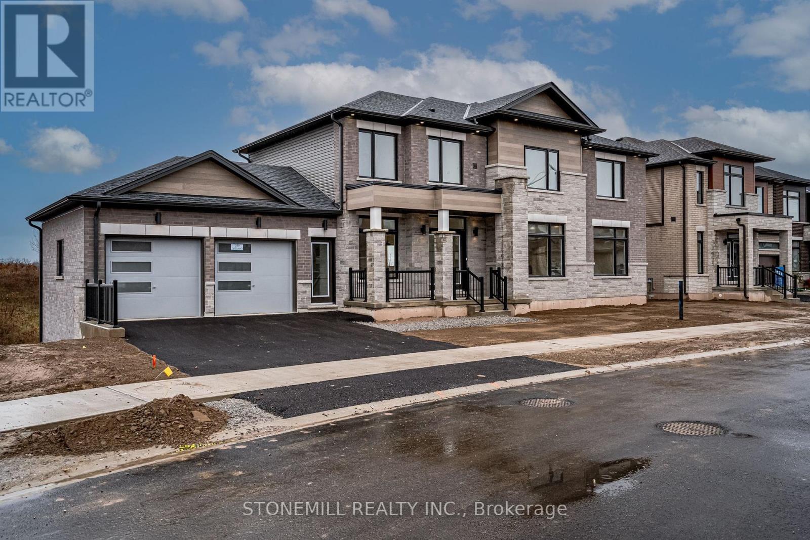 239 Midland Place, Welland, Ontario  L3B 0H4 - Photo 2 - X12426802