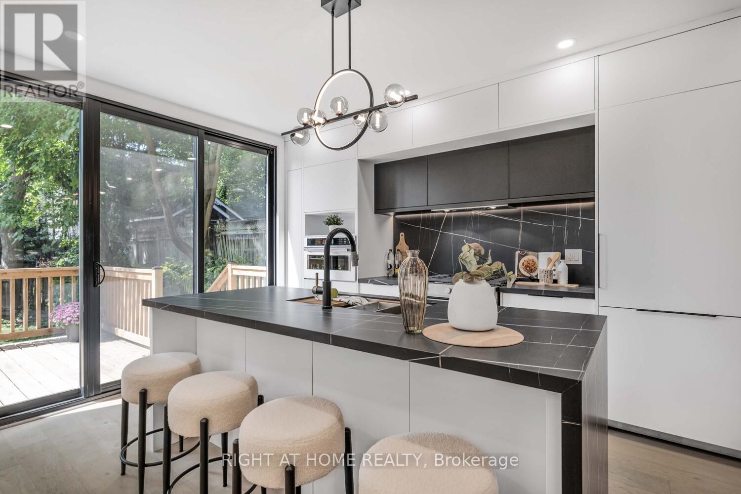 324 Lee Avenue, Toronto, Ontario  M4E 2P8 - Photo 11 - E12408303