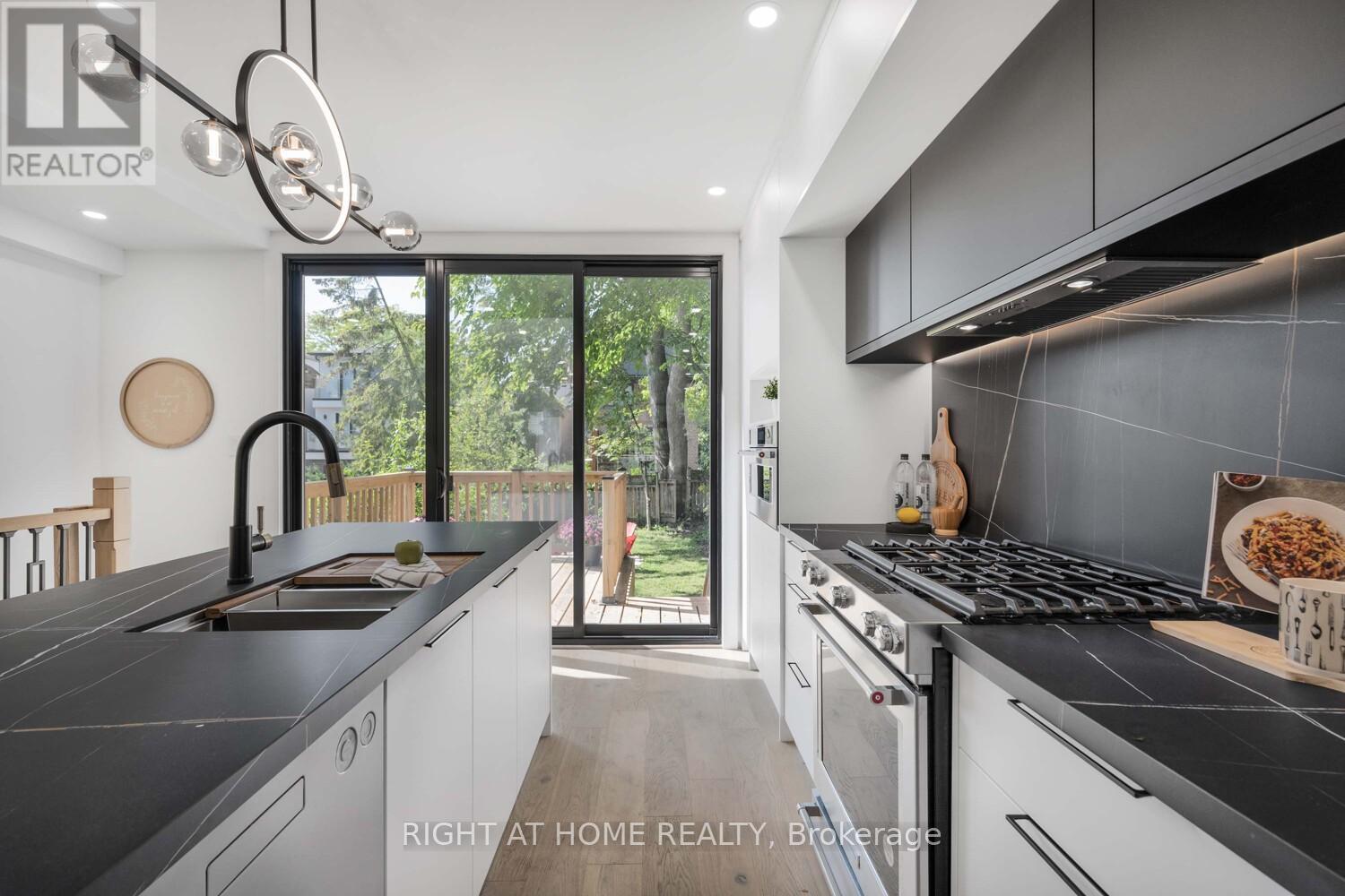 324 Lee Avenue, Toronto, Ontario  M4E 2P8 - Photo 15 - E12408303