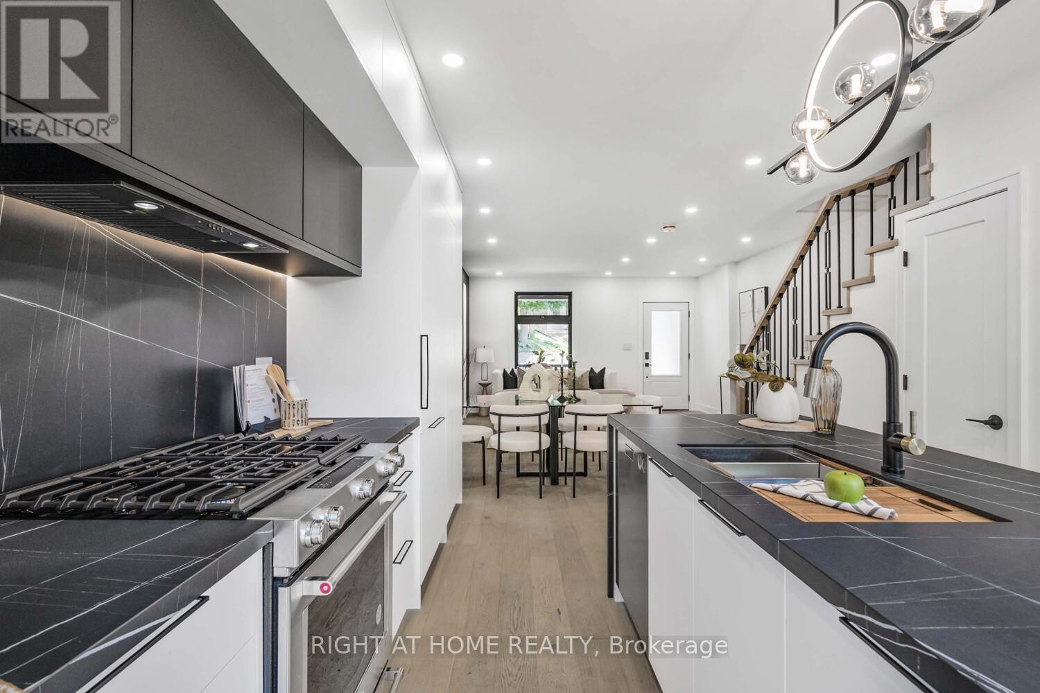 324 Lee Avenue, Toronto, Ontario  M4E 2P8 - Photo 13 - E12408303
