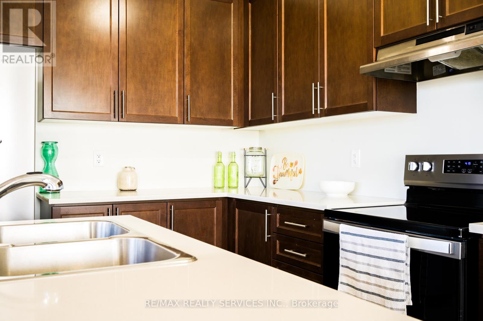 906 Sobeski Avenue, Woodstock, Ontario  N4T 0N7 - Photo 11 - X12426695