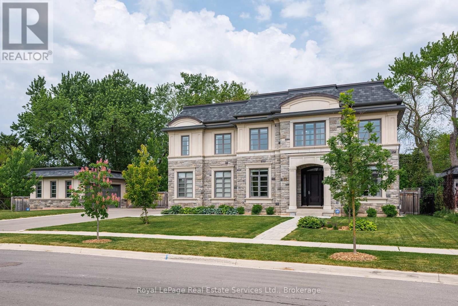 215 PRINCE GEORGE CRESCENT, Oakville, Ontario