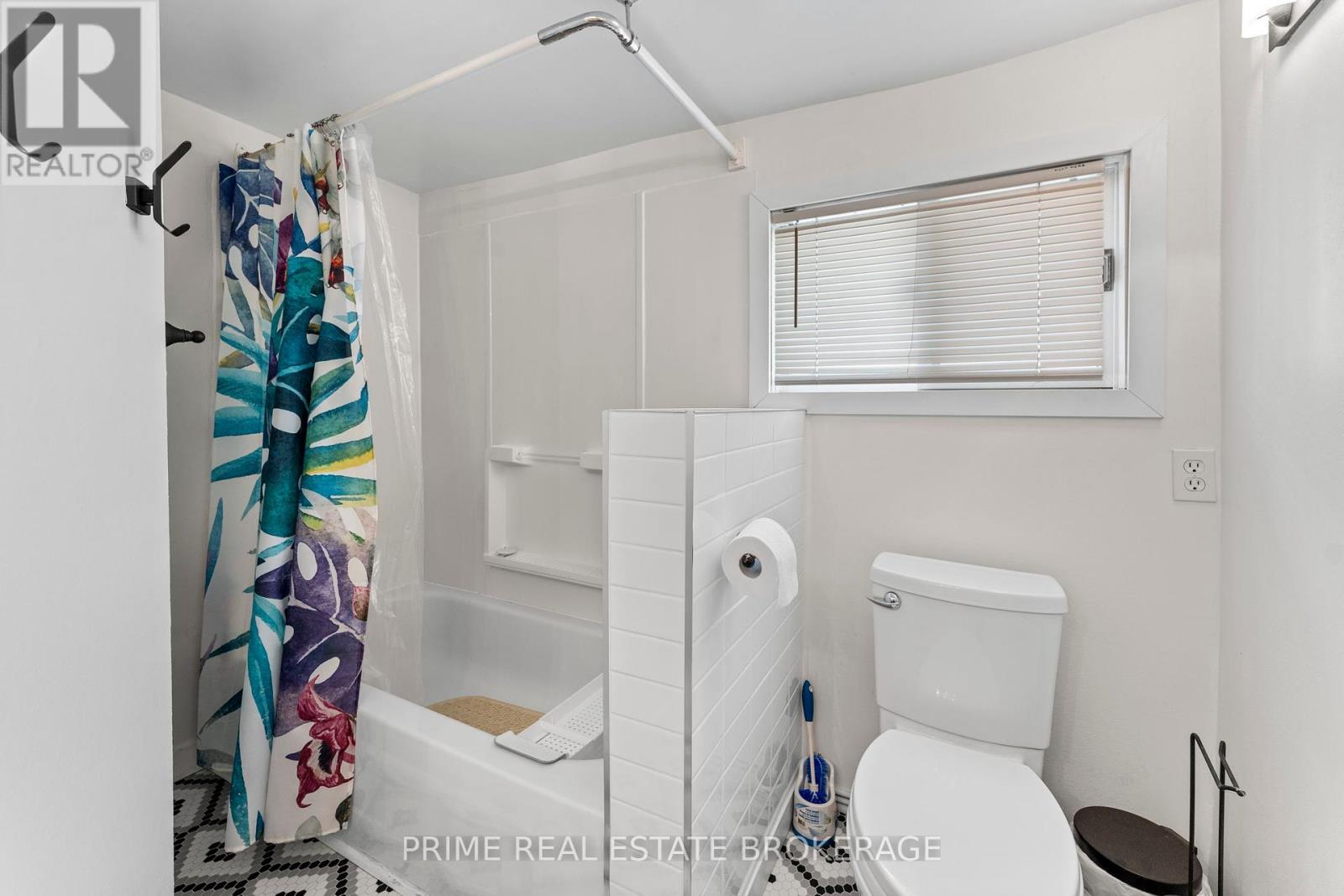 28 Woodward Avenue, Lambton Shores, Ontario  N0M 1T0 - Photo 17 - X12427024