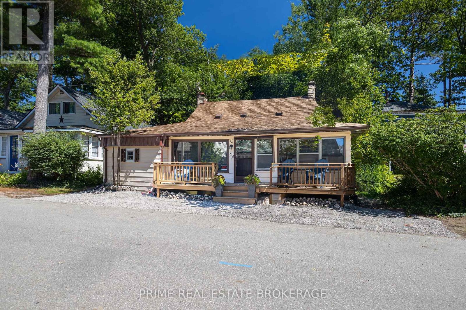 28 Woodward Avenue, Lambton Shores, Ontario  N0M 1T0 - Photo 2 - X12427024