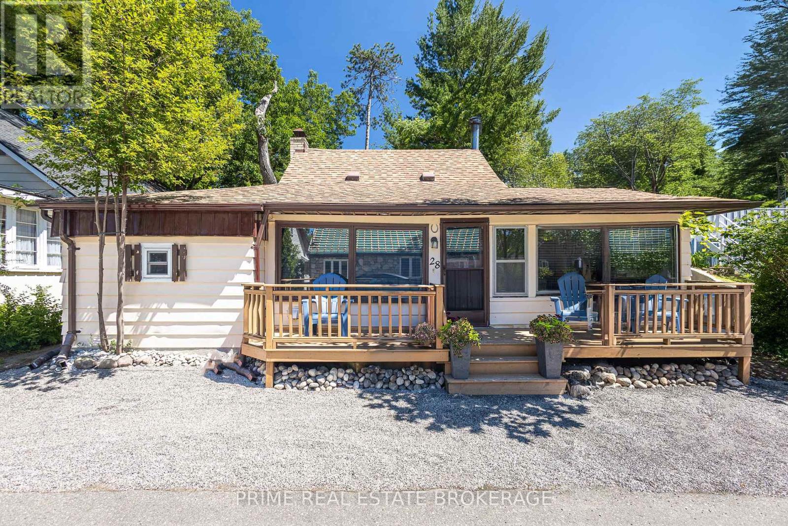28 Woodward Avenue, Lambton Shores, Ontario  N0M 1T0 - Photo 3 - X12427024