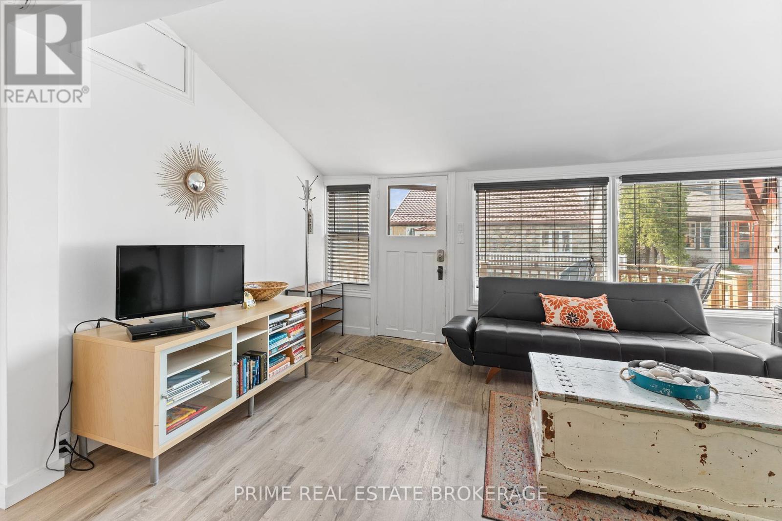28 Woodward Avenue, Lambton Shores, Ontario  N0M 1T0 - Photo 7 - X12427024