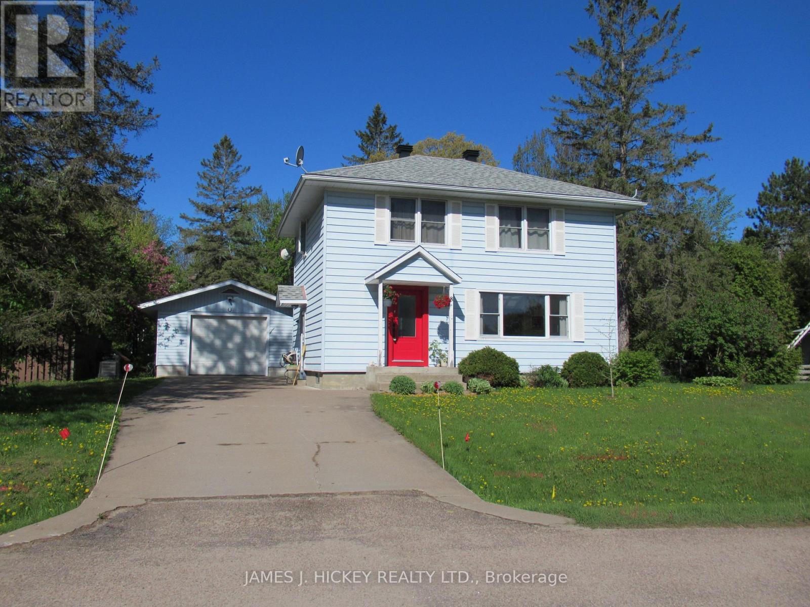8 TWEEDSMUIR PLACE, Deep River, Ontario
